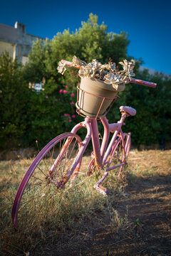 ein altes Fahrrad mit einem Blumenkorb