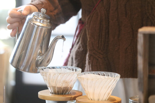 コーヒーを淹れる女性