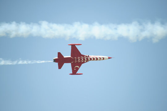 Turkish Stars NF5A2000 Aerobatic Jet and Smoke Pass