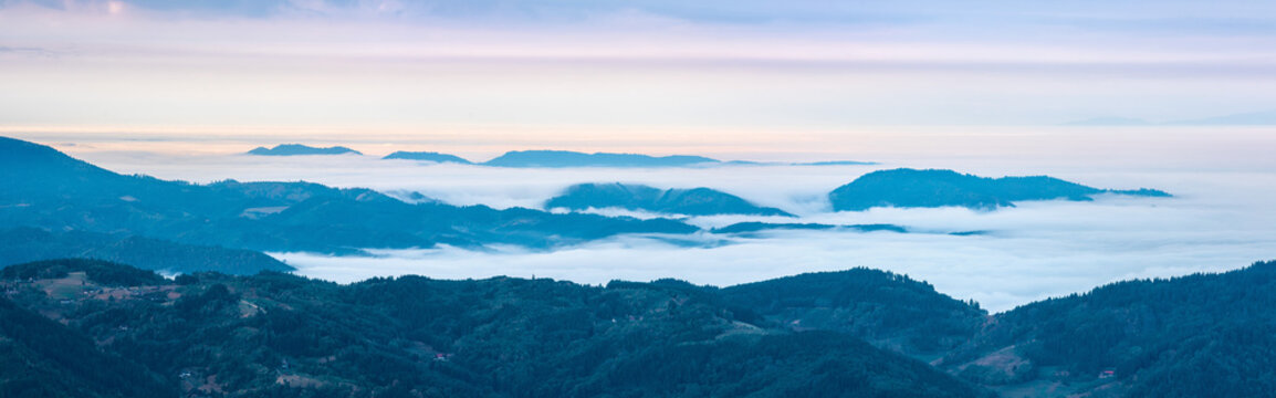 Morgenstimmung im Schwarzwald, Ausblick &uuml;ber endlose H&uuml;gelketten und W&auml;lder zur Rheinebene mit Nebelmeer, Baden-W&uuml;rttemberg, Deutschland 