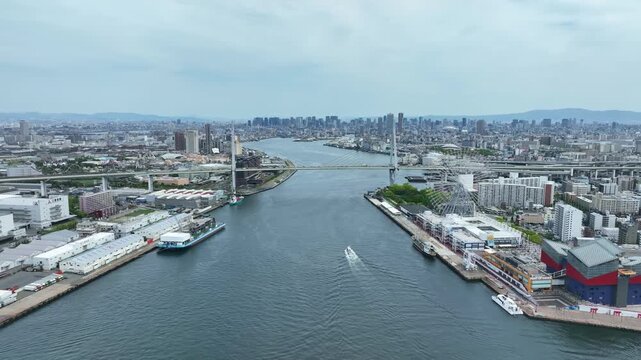 港湾都市の風景ドローン空撮。河川, 産業, 都市, 交通, 水運, 海運業, 橋梁, 道路