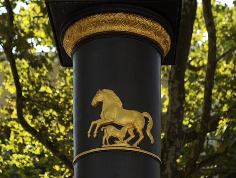 Mare, horse, with stuffing on Marktbrunnen, Marktplatz, Stuttgart, Baden-W&uuml;rttemberg, Germany