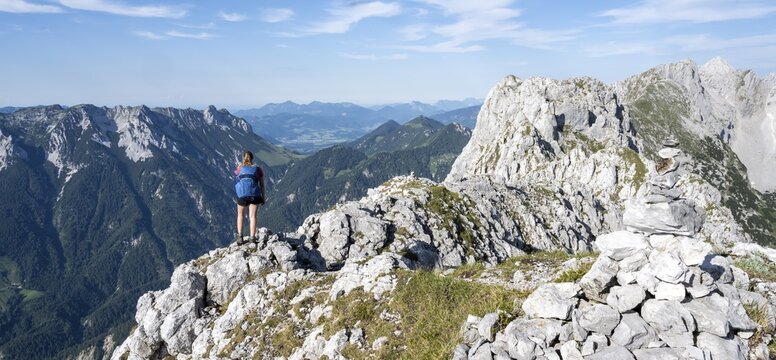 Mountaineer on a ridge path, traversing the Hackenk&ouml;pfe, behind summit, Scheffauer, rocky mountains of the Kaisergebirge, Wilder Kaiser, Kitzb&uuml;hler Alps, Tyrol, Austria