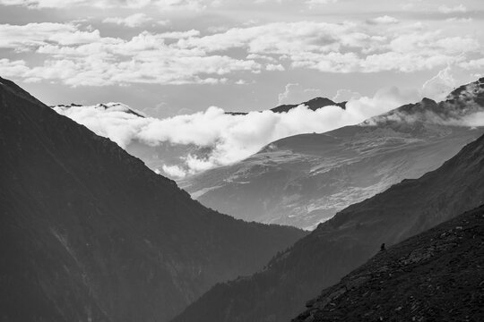 Mountain ranges surrounded by fog, mountain valley Floitengrund, Zillertal Alps, Zillertal, Tyrol, Austria