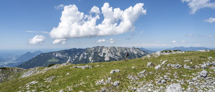 Mountaineer on the ridge, behind mountain range Zah, crossing the Hackenk&ouml;pfe, ridge path, Kaisergebirge, Wilder Kaiser, Kitzb&uuml;hler Alps, Tyrol, Austria