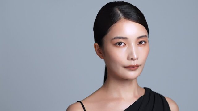 若い日本人女性のビューティーカット（グレー背景）