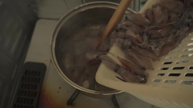 富山県で掬ったホタルイカの茹で料理