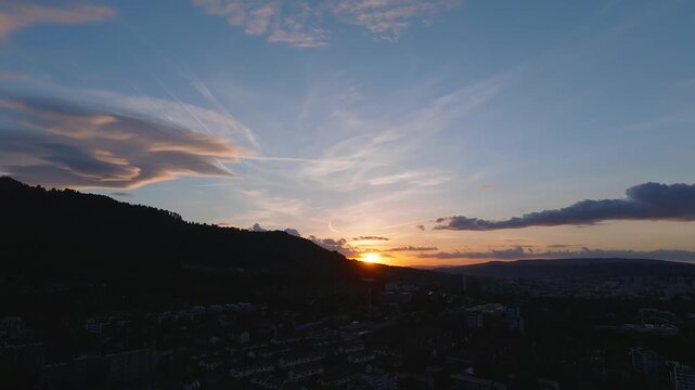 Drohnenaufnahme des Sonnenuntergangs &uuml;ber dem Uetliberg und Z&uuml;rich