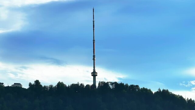 Luftaufnahme des Fernsehturms Uetliberg in Z&uuml;rich, Schweiz
