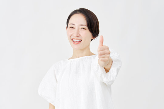 ミドルエイジ女性　グッドサイン　白背景