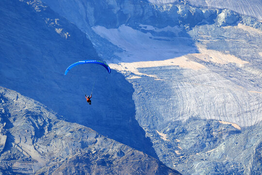 Paraglider in den Alpen