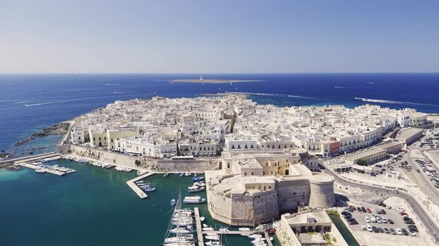 Estate in Salento: Vista aerea delle case bianche e vicoli del centro storico di Gallipoli con il Castello Aragonese - Salento, Lecce, Puglia, Italy - HDR Video