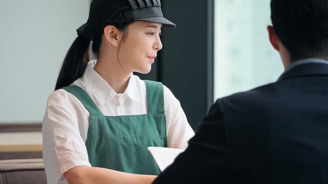 コンサルタントと面談する飲食店店員