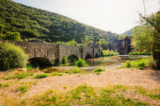 The ancient aqueduct that provided water to Nikopolis.