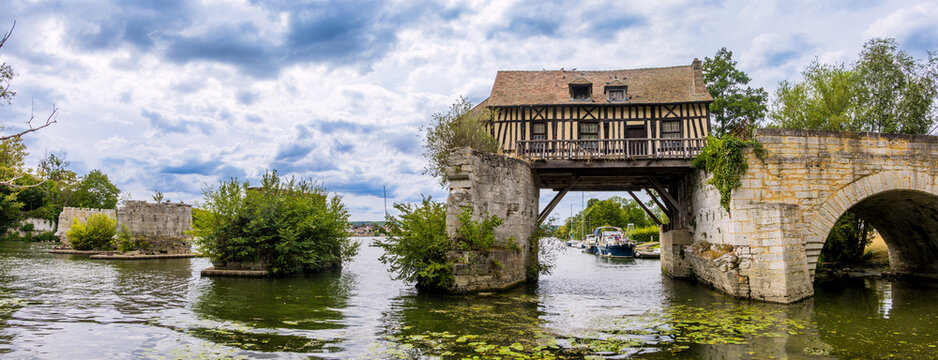 Panorama du Vieux-Moulin de Vernon au dessus de la Seine en France
