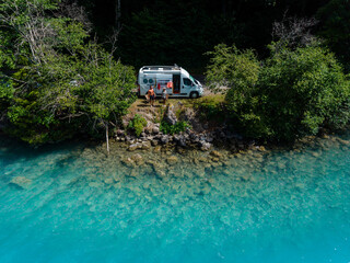 Obraz premium Camping by the serene turquoise waters of Interlaken, Switzerland