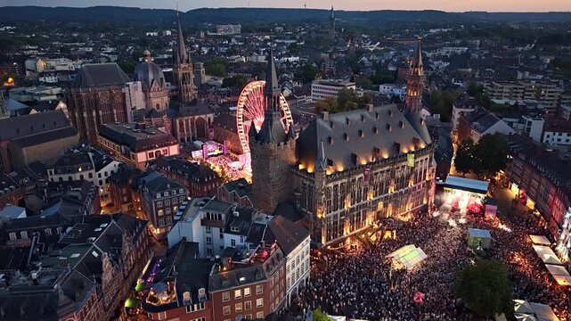 Rundflug &uuml;ber Aachen mit Aachener Dom, Rathaus, Katschhof und Riesenrad bei Nacht