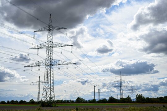 Strommasten und Windr&auml;der in der Vorderpfalz