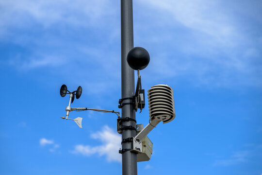 Messsensoren f&uuml;r das Stadtklima an einem Laternenmast in Mannheim