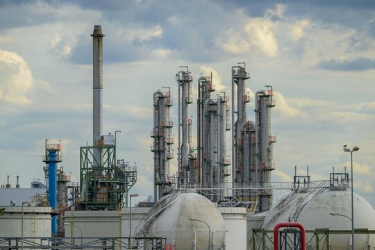 BASF-Stammwerk Ludwigshafen mit Destillationskolonnen und Kugeltanks