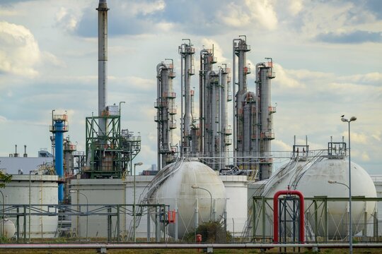 BASF-Stammwerk Ludwigshafen mit Destillationskolonnen und Kugeltanks