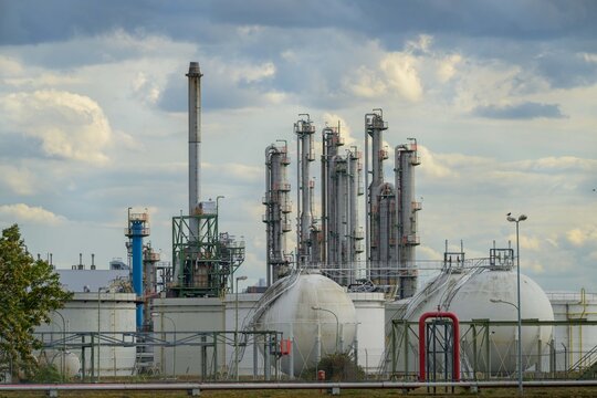 BASF-Stammwerk Ludwigshafen mit Destillationskolonnen und Kugeltanks