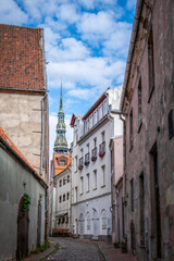Obraz premium Riga Old Town Alley Framing St. Peter’s Church Spire