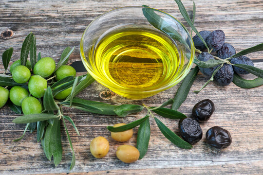 organic olive oil  in a glass bowl	