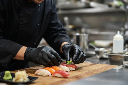 mani chef che prepara sushi 