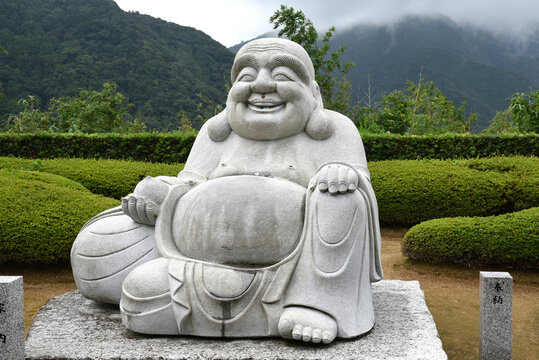 布袋さま　ユーモラスな石像