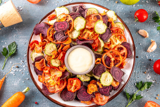 Healthy air fried vegetables chips with white sauce dip