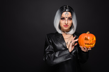 Naklejka premium Young woman embodies witchy vibes with gothic style for Halloween celebration