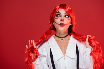 Naklejka premium Creepy clown beauty with vibrant red hair perfect for Halloween celebration