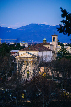 A fiery sunset and an Advent evening in Udine. The magic of the sunset and the atmosphere created by the Christmas lights set the scene for this idyllic, ethereal city.