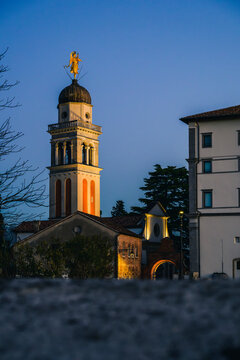 A fiery sunset and an Advent evening in Udine. The magic of the sunset and the atmosphere created by the Christmas lights set the scene for this idyllic, ethereal city.