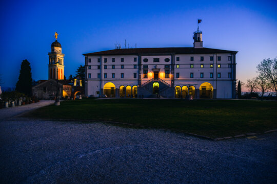 A fiery sunset and an Advent evening in Udine. The magic of the sunset and the atmosphere created by the Christmas lights set the scene for this idyllic, ethereal city.