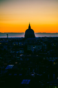 A fiery sunset and an Advent evening in Udine. The magic of the sunset and the atmosphere created by the Christmas lights set the scene for this idyllic, ethereal city.