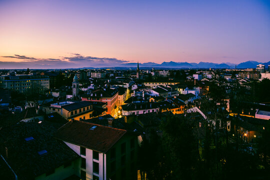 A fiery sunset and an Advent evening in Udine. The magic of the sunset and the atmosphere created by the Christmas lights set the scene for this idyllic, ethereal city.
