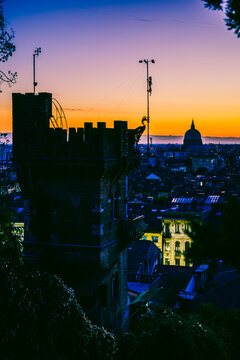 A fiery sunset and an Advent evening in Udine. The magic of the sunset and the atmosphere created by the Christmas lights set the scene for this idyllic, ethereal city.