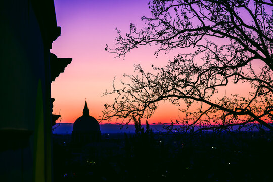 A fiery sunset and an Advent evening in Udine. The magic of the sunset and the atmosphere created by the Christmas lights set the scene for this idyllic, ethereal city.