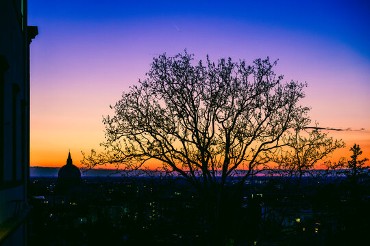 A fiery sunset and an Advent evening in Udine. The magic of the sunset and the atmosphere created by the Christmas lights set the scene for this idyllic, ethereal city.