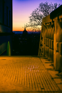 A fiery sunset and an Advent evening in Udine. The magic of the sunset and the atmosphere created by the Christmas lights set the scene for this idyllic, ethereal city.
