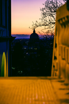 A fiery sunset and an Advent evening in Udine. The magic of the sunset and the atmosphere created by the Christmas lights set the scene for this idyllic, ethereal city.