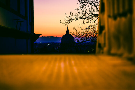 A fiery sunset and an Advent evening in Udine. The magic of the sunset and the atmosphere created by the Christmas lights set the scene for this idyllic, ethereal city.