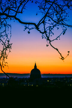 A fiery sunset and an Advent evening in Udine. The magic of the sunset and the atmosphere created by the Christmas lights set the scene for this idyllic, ethereal city.