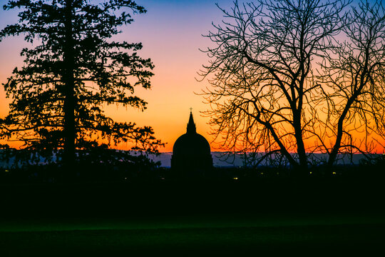 A fiery sunset and an Advent evening in Udine. The magic of the sunset and the atmosphere created by the Christmas lights set the scene for this idyllic, ethereal city.