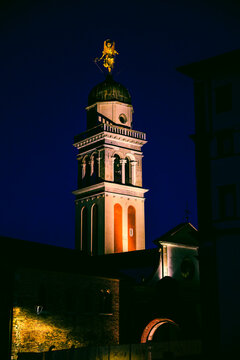 A fiery sunset and an Advent evening in Udine. The magic of the sunset and the atmosphere created by the Christmas lights set the scene for this idyllic, ethereal city.