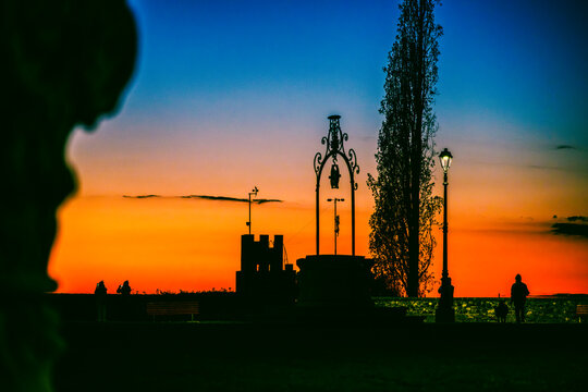 A fiery sunset and an Advent evening in Udine. The magic of the sunset and the atmosphere created by the Christmas lights set the scene for this idyllic, ethereal city.