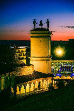 A fiery sunset and an Advent evening in Udine. The magic of the sunset and the atmosphere created by the Christmas lights set the scene for this idyllic, ethereal city.