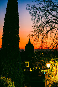A fiery sunset and an Advent evening in Udine. The magic of the sunset and the atmosphere created by the Christmas lights set the scene for this idyllic, ethereal city.